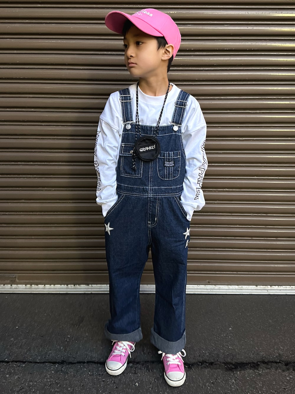 ホワイト系のTシャツ/カットソー、ブルー系のサロペット/オーバーオール、ピンク系のスニーカーを着用したキッズの春コーディネートの4枚目の写真