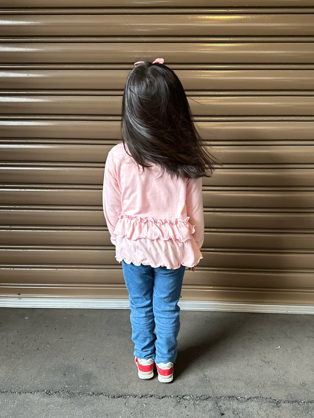 ピンク系のTシャツ/カットソー、レッド系のスニーカー、レッド系のカーディガン/ボレロを着用したキッズの春コーディネートの2枚目の写真