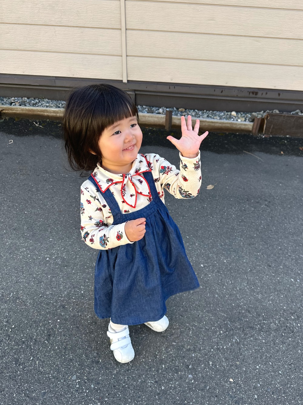 ホワイト系のTシャツ/カットソー、ブルー系のワンピース、ホワイト系のスニーカーを着用したキッズの冬コーディネートの3枚目の写真