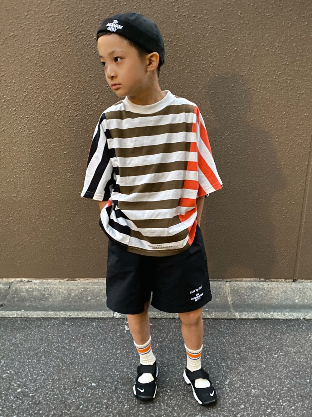 その他のTシャツ/カットソー、ブラック系のパンツ、ブラック系のスニーカーを着用したキッズの秋コーディネートの2枚目の写真