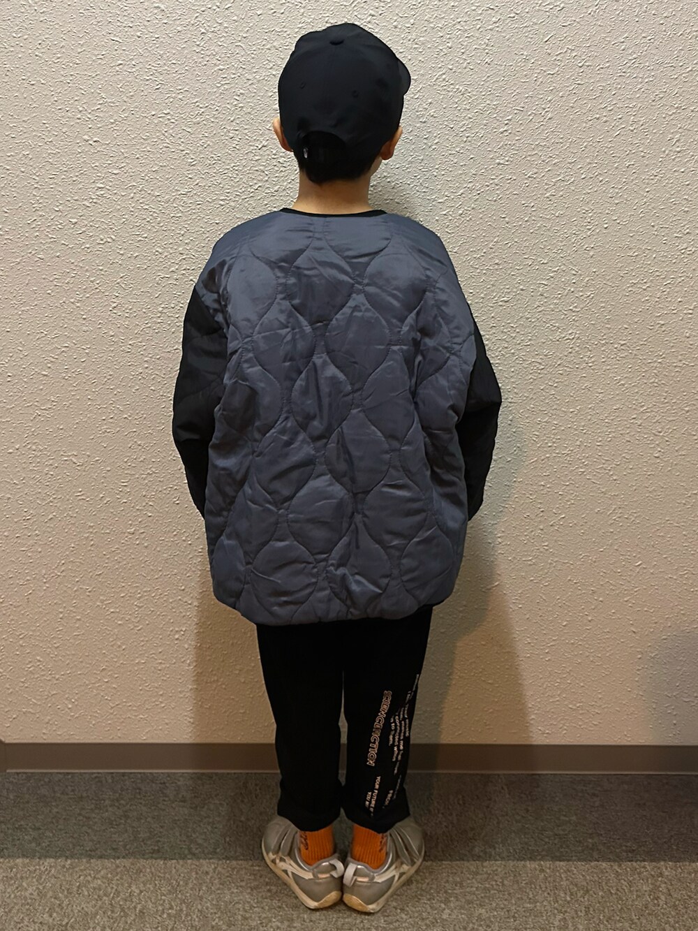 ブラック系のジャケット/アウター、グリーン系のスウェット、ブラック系のその他パンツを着用したキッズの春コーディネートの3枚目の写真