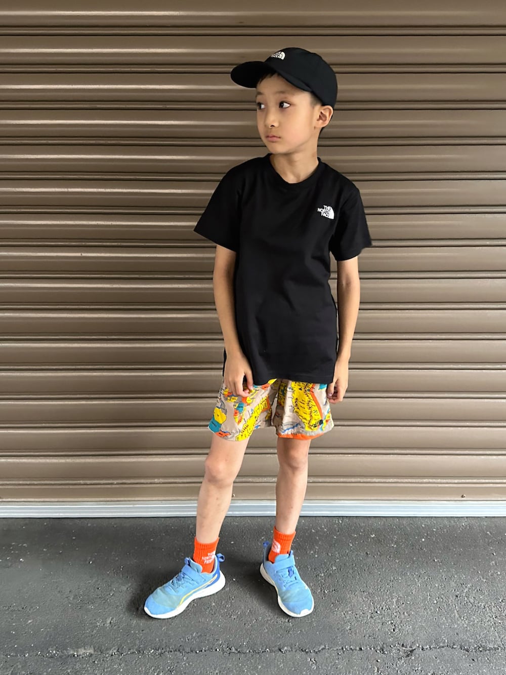 ブラック系のTシャツ/カットソー、その他のその他パンツ、ブルー系のスニーカーを着用したキッズの夏コーディネートの2枚目の写真