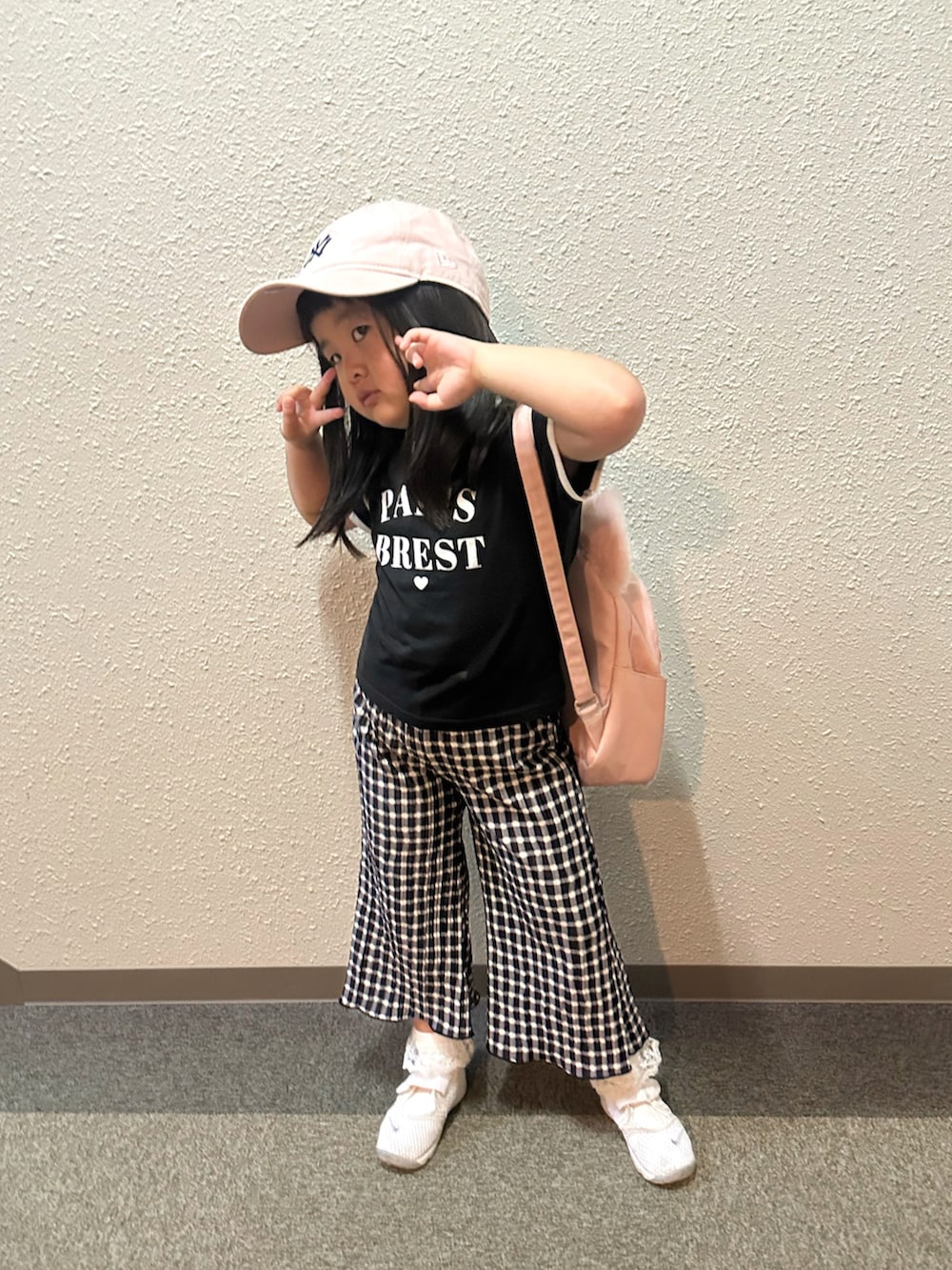 ブラック系のTシャツ/カットソー、ブラック系のその他パンツ、ホワイト系のスニーカーを着用したキッズの夏コーディネートの3枚目の写真