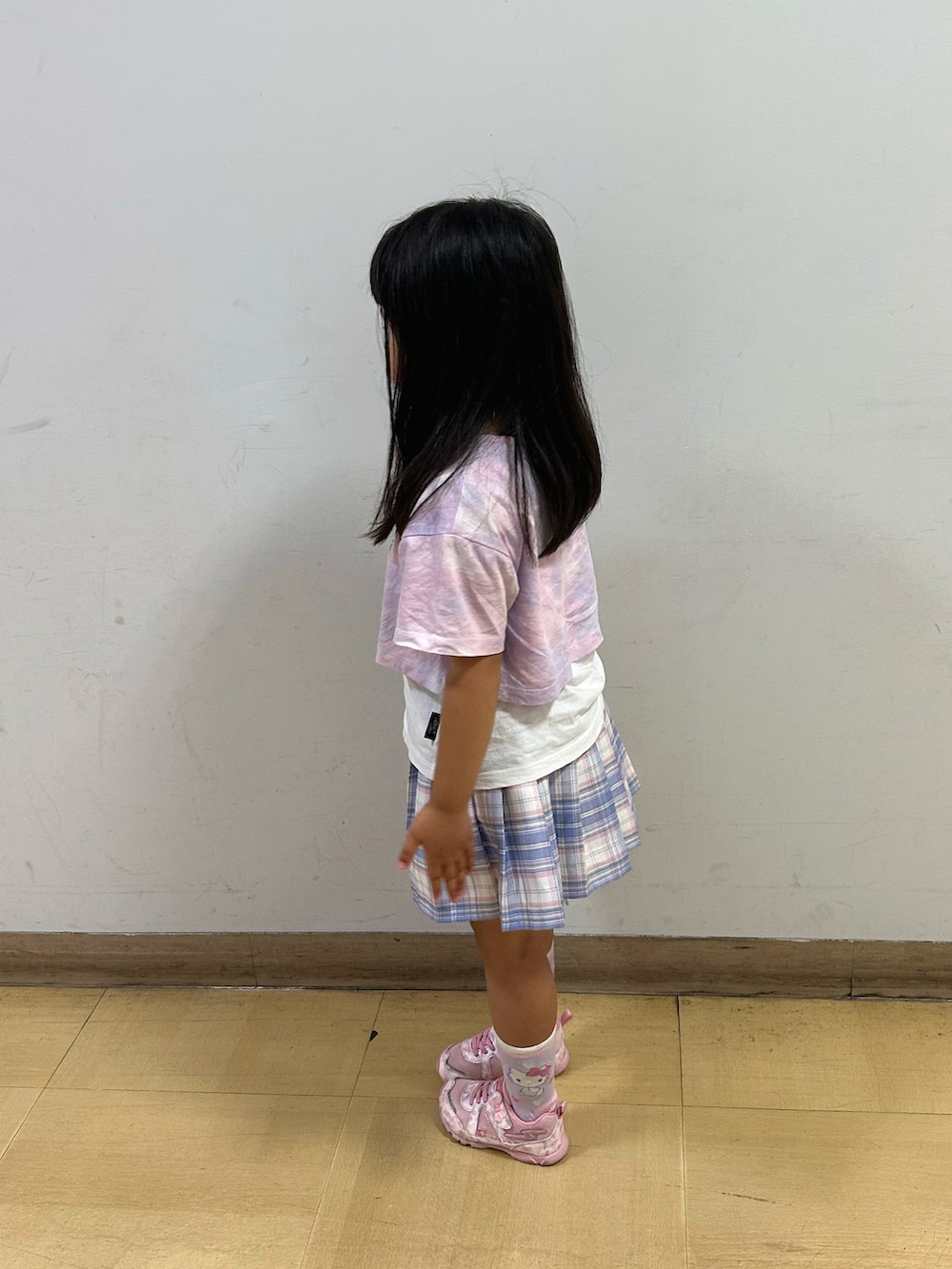 ピンク系のスニーカー、ピンク系のTシャツ/カットソー、パープル系のスカートを着用したキッズの秋コーディネートの2枚目の写真