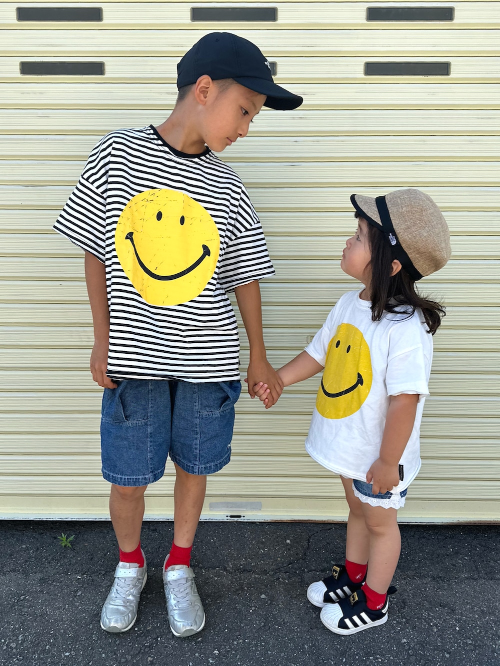 ブラック系のTシャツ/カットソー、ブルー系のデニムパンツ、シルバー系のスニーカーを着用したキッズの夏コーディネートの3枚目の写真