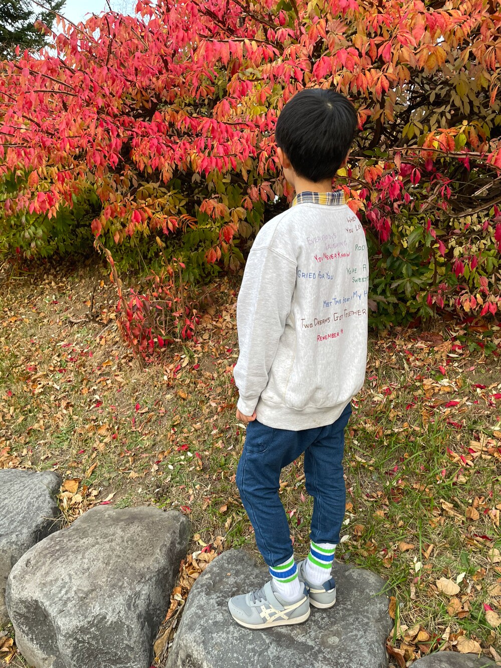 グレー系のスウェット、ブルー系のシャツ/ブラウス、ブルー系のカーゴパンツを着用したキッズの秋コーディネートの4枚目の写真