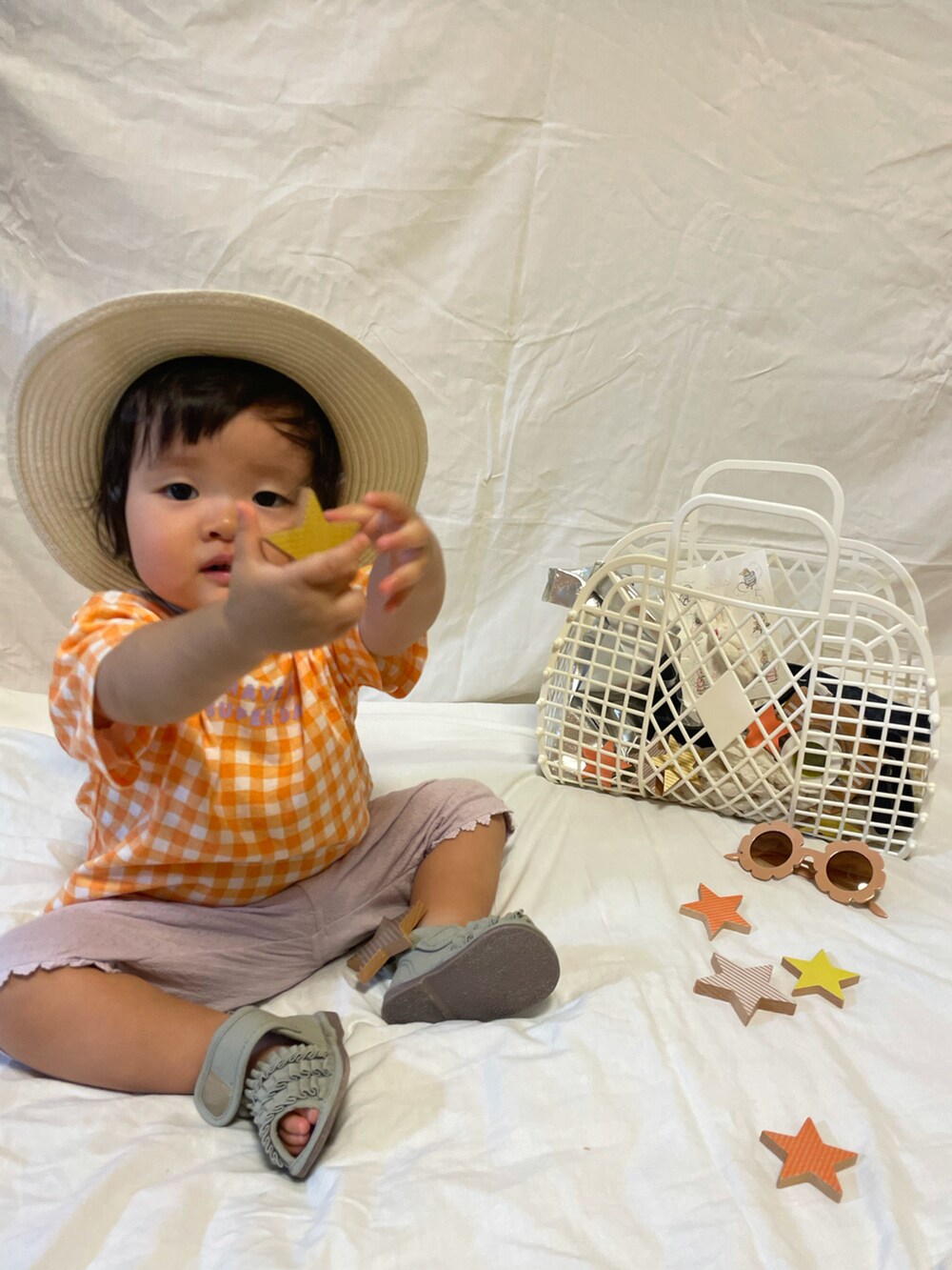 オレンジ系のTシャツ/カットソー、パープル系のその他パンツ、グリーン系のサンダルを着用したキッズの夏コーディネートの3枚目の写真