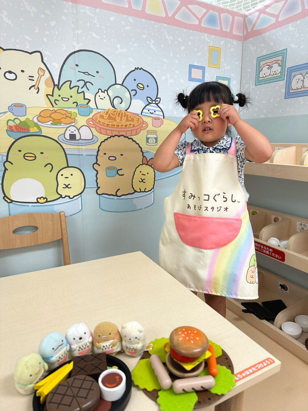 ホワイト系のTシャツ/カットソー、ピンク系のサンダル、ブルー系のTシャツ/カットソーを着用したキッズの夏コーディネートの3枚目の写真