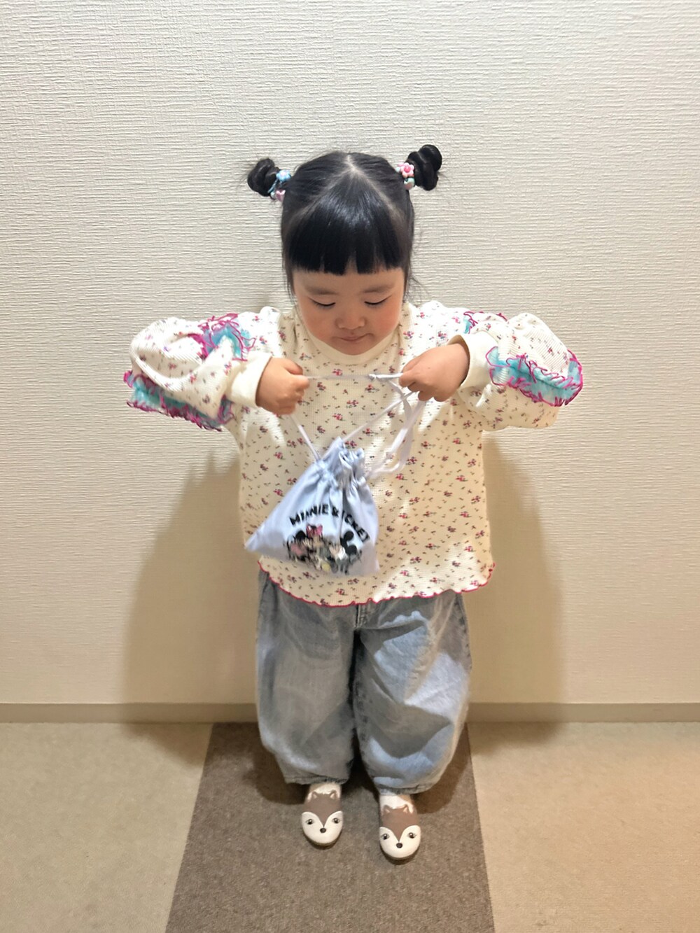 ブルー系のデニムパンツ、ホワイト系のトップスを着用したキッズの秋コーディネートの2枚目の写真