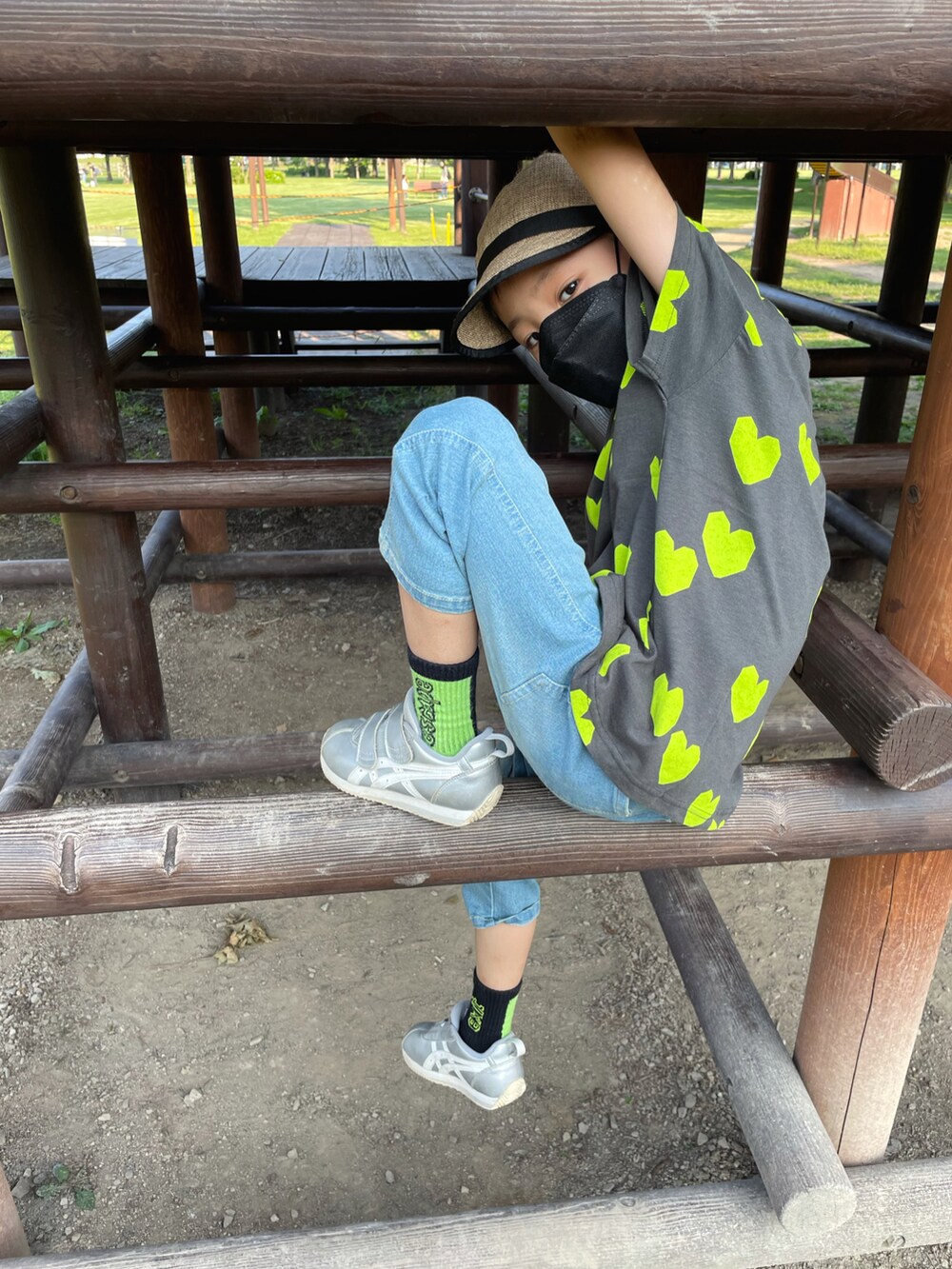 グレー系のTシャツ/カットソー、ブルー系のデニムパンツ、シルバー系のスニーカーを着用したキッズの夏コーディネートの4枚目の写真