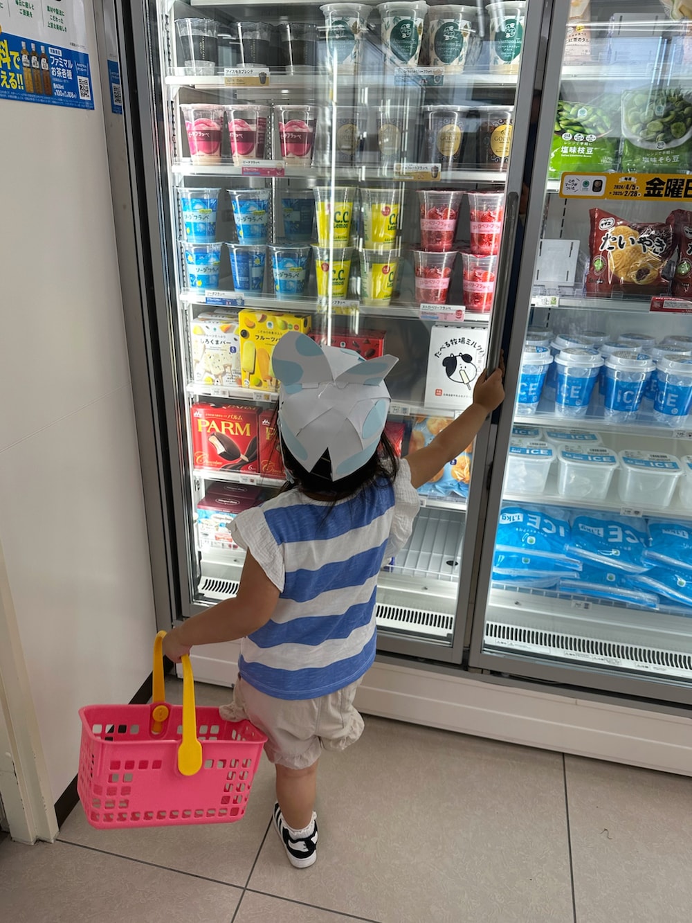 ブルー系のTシャツ/カットソー、ピンク系のその他パンツ、ブラック系のスニーカーを着用したキッズの秋コーディネートの3枚目の写真