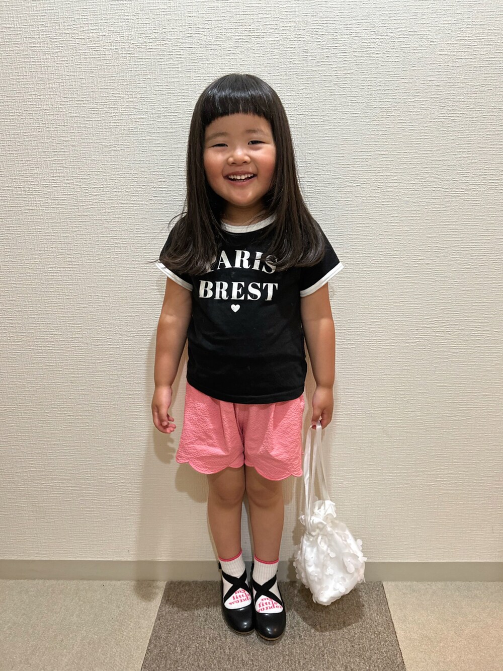 ブラック系のTシャツ/カットソー、ブラック系のバレエシューズ、ピンク系のその他パンツを着用したキッズの夏コーディネートの2枚目の写真