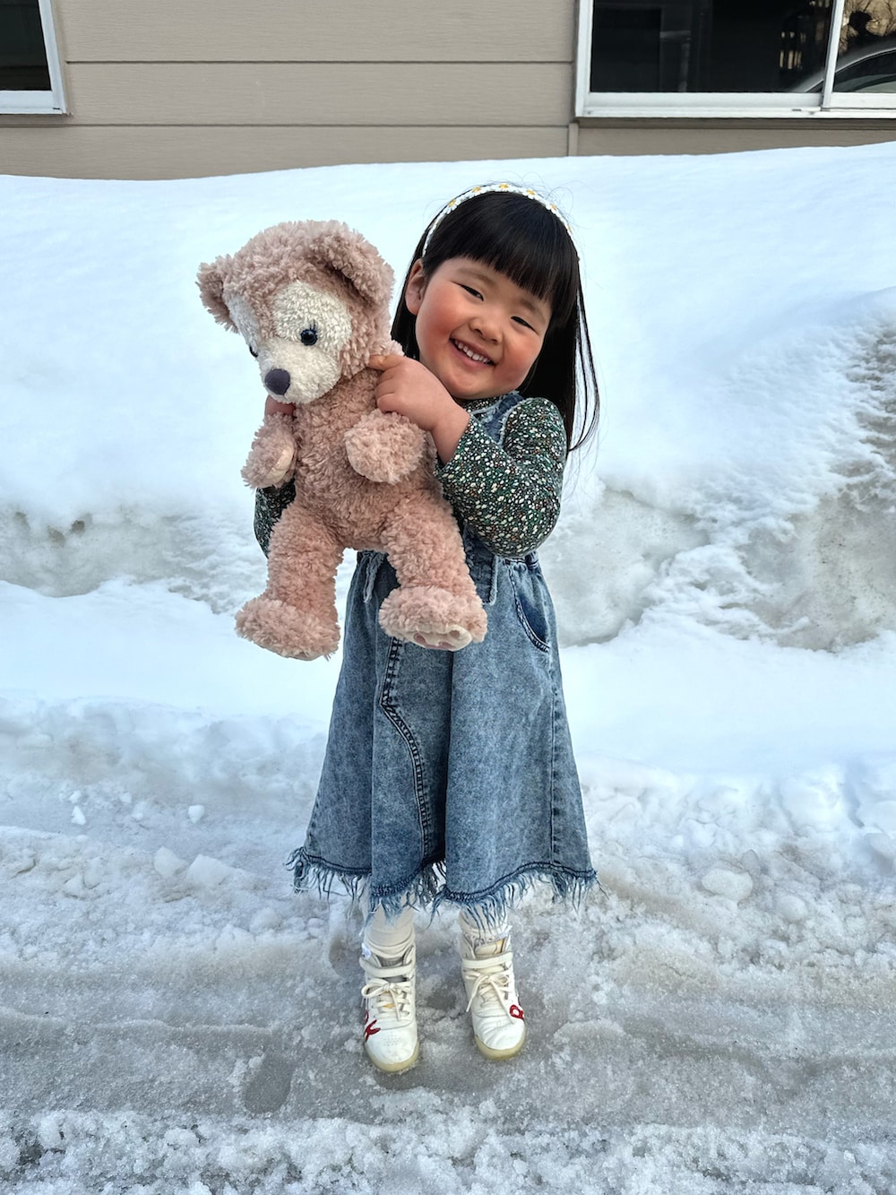 ブルー系のスカート、レッド系のスニーカーを着用したキッズの春コーディネートの4枚目の写真