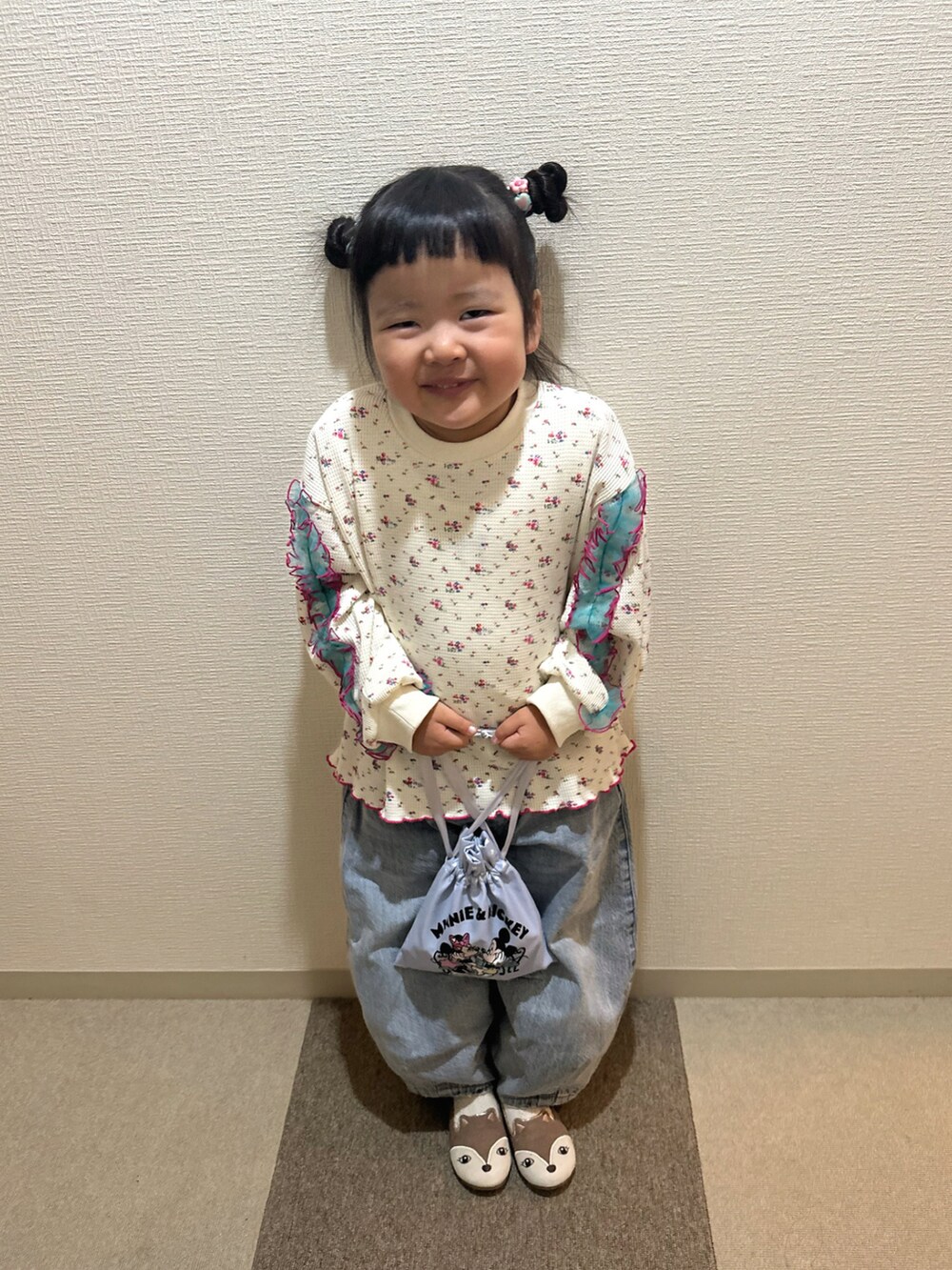 ブルー系のデニムパンツ、ホワイト系のトップスを着用したキッズの秋コーディネートの4枚目の写真