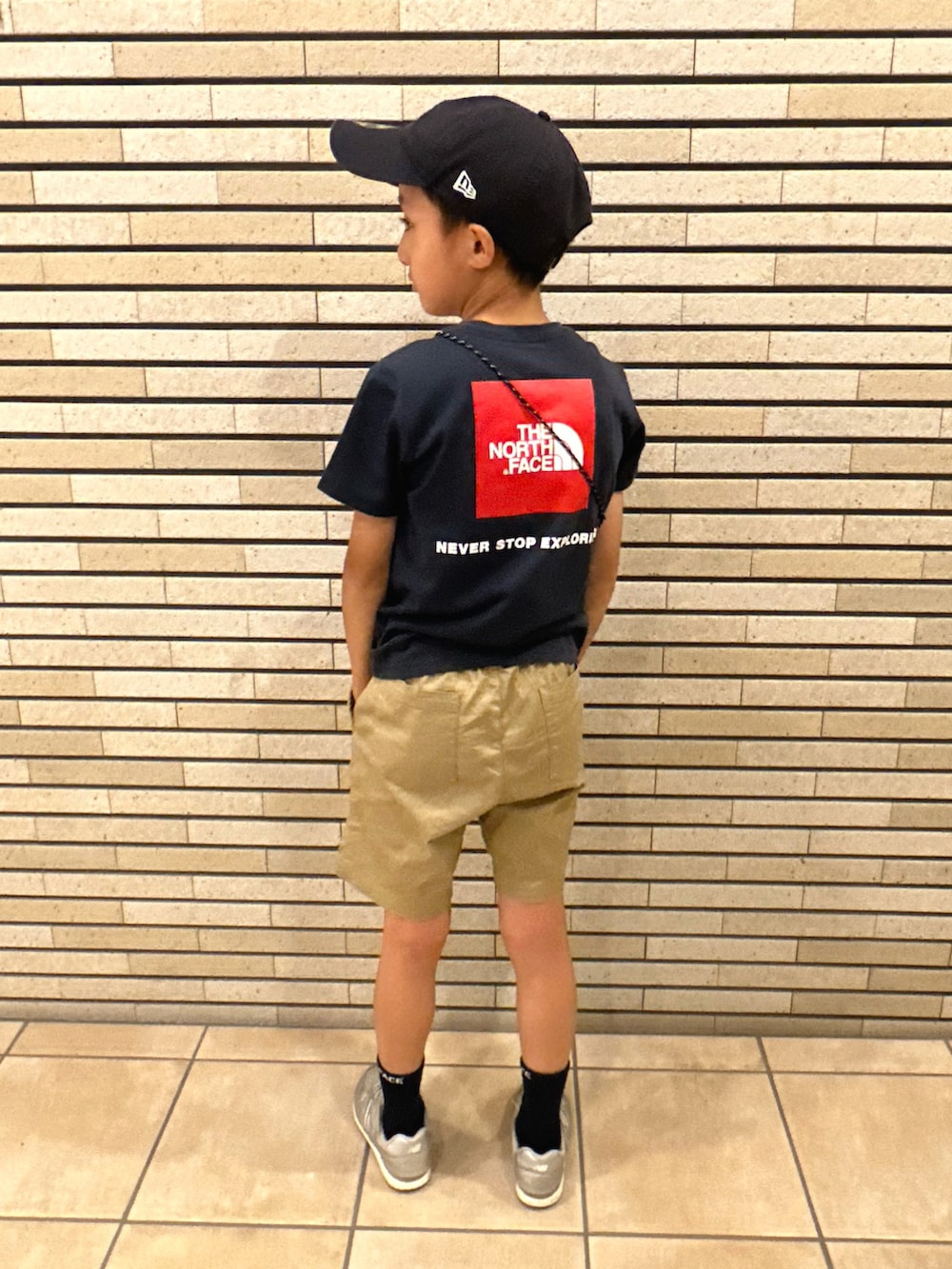 ブルー系のTシャツ/カットソー、ベージュ系のその他パンツ、シルバー系のスニーカーを着用したキッズの夏コーディネートの4枚目の写真