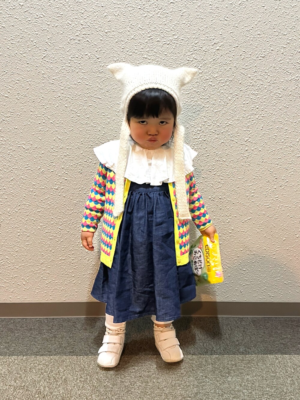 ブルー系のワンピース、ホワイト系のTシャツ/カットソー、ブルー系のカーディガン/ボレロを着用したキッズの春コーディネートの2枚目の写真