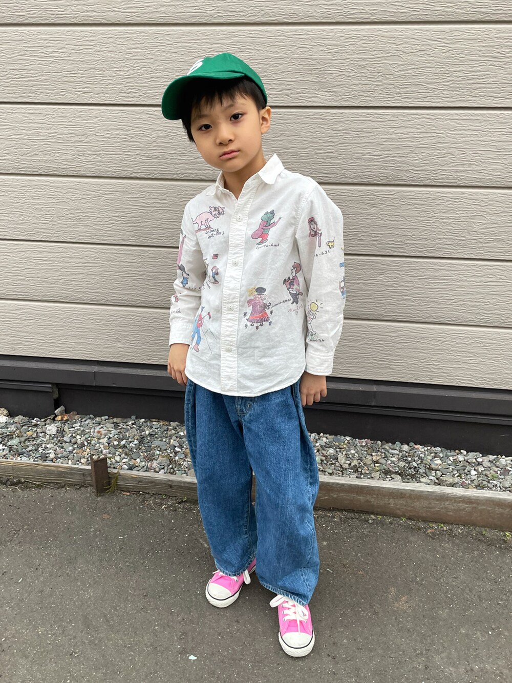 ホワイト系のシャツ/ブラウス、ブルー系のデニムパンツ、ピンク系のスニーカーを着用したキッズの春コーディネートの2枚目の写真