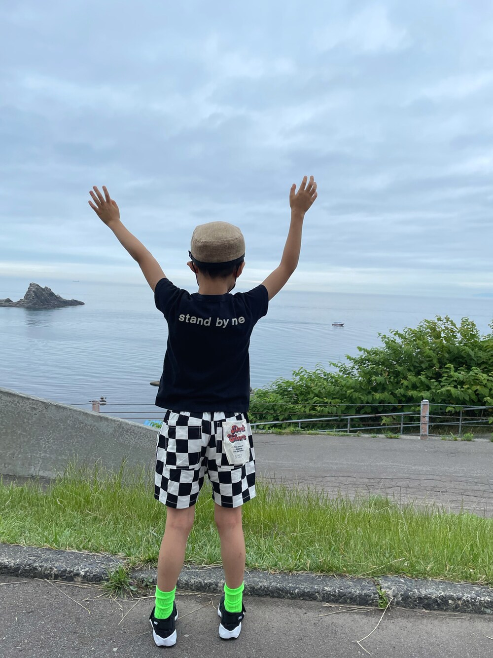 ブラック系のTシャツ/カットソー、その他のその他パンツ、ブラック系のスニーカーを着用したキッズの夏コーディネートの5枚目の写真