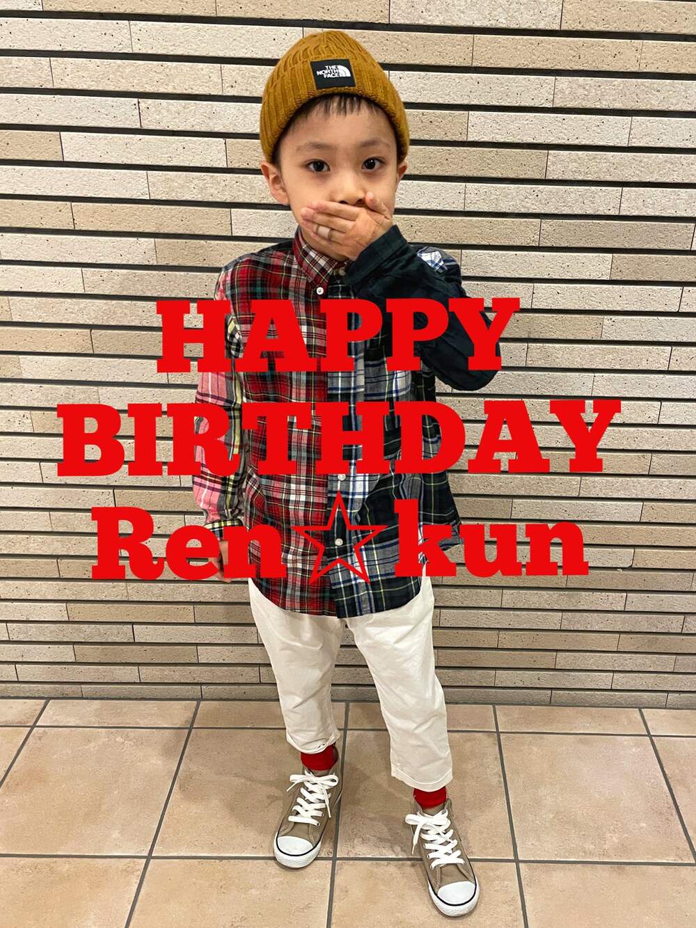 その他のシャツ/ブラウス、ホワイト系のその他パンツ、ベージュ系のスニーカーを着用したキッズの秋コーディネートの2枚目の写真