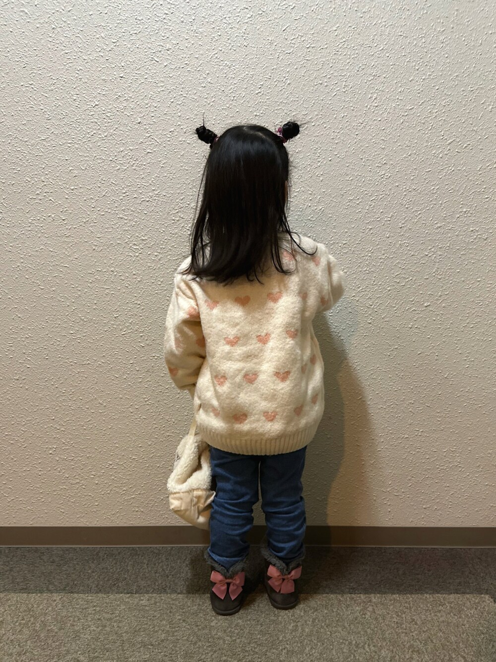 ホワイト系のニット/セーター、ホワイト系のトートバッグ、ブルー系のレギンス/スパッツを着用したキッズの冬コーディネートの4枚目の写真