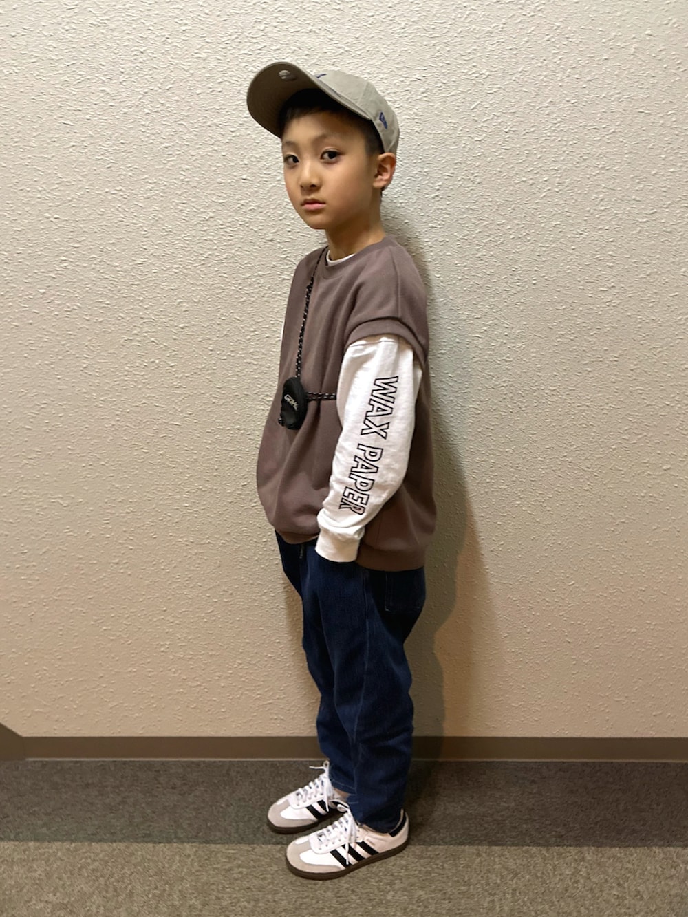 ホワイト系のTシャツ/カットソー、ブラウン系のTシャツ/カットソー、ブルー系のデニムパンツを着用したキッズの春コーディネートの3枚目の写真