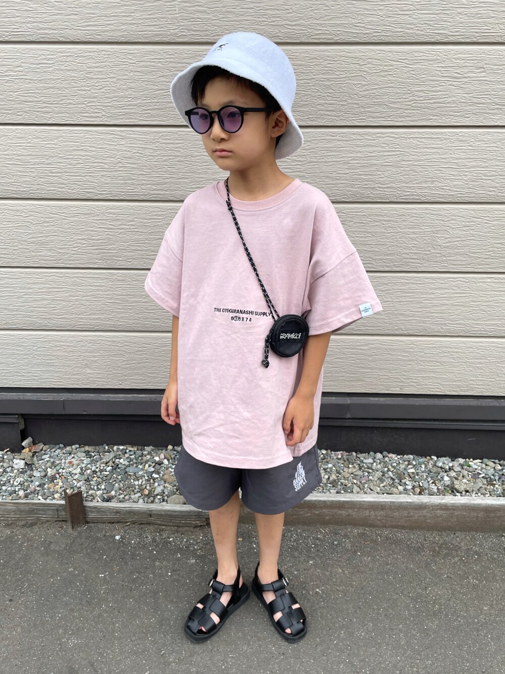 ピンク系のTシャツ/カットソー、グレー系のその他パンツ、ブラック系のサンダルを着用したキッズの夏コーディネートの2枚目の写真