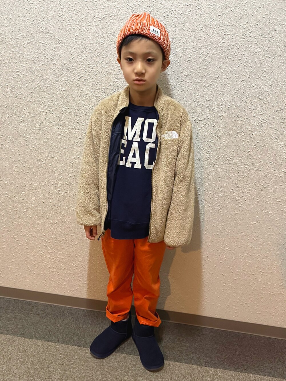 ブルー系のスウェット、オレンジ系のその他パンツ、ブルー系のブーツを着用したキッズの春コーディネートの4枚目の写真