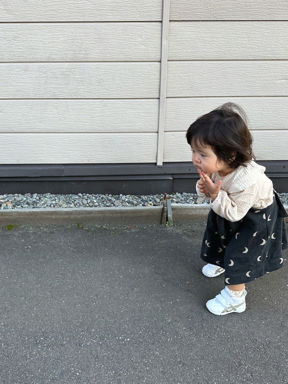 ベージュ系のシャツ/ブラウス、ブラック系のワンピース、ホワイト系のスニーカーを着用したキッズの秋コーディネートの5枚目の写真