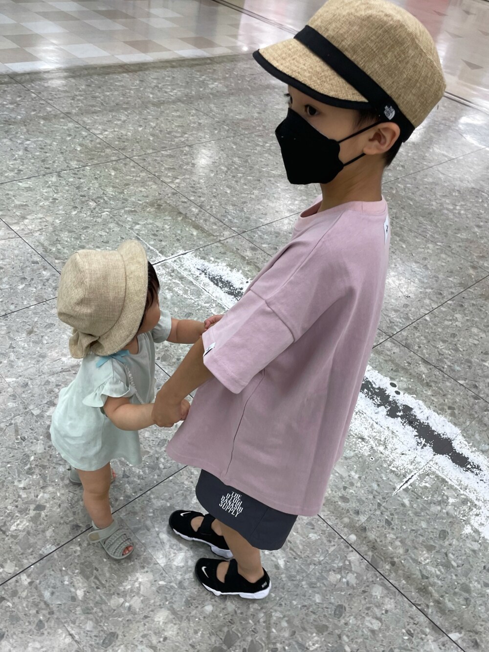 ピンク系のTシャツ/カットソー、グレー系のその他パンツ、ブラック系のサンダルを着用したキッズの夏コーディネートの3枚目の写真