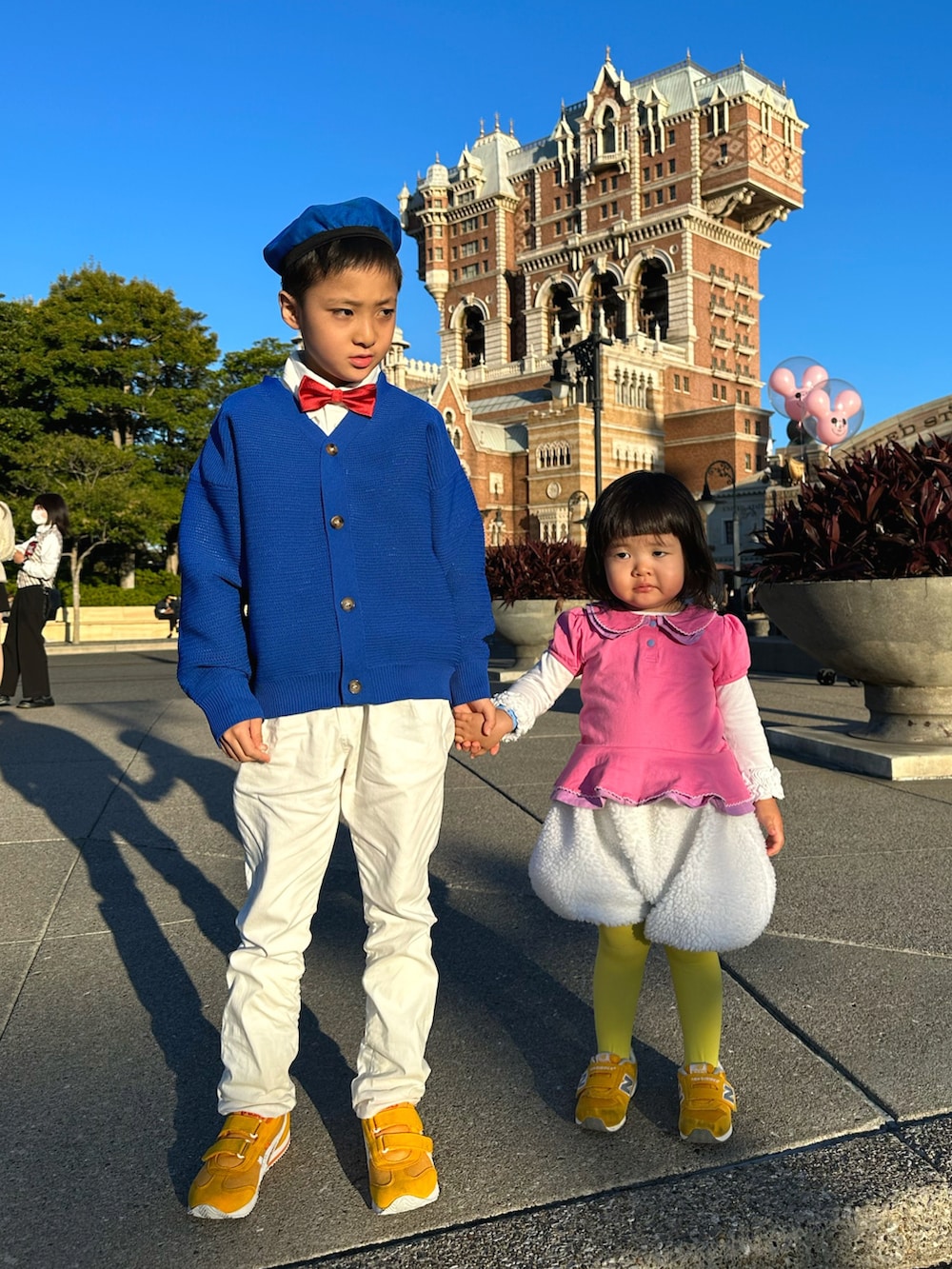 ブルー系のカーディガン/ボレロ、ホワイト系のビジネスシャツ、ホワイト系のその他パンツを着用したキッズの秋コーディネートの4枚目の写真