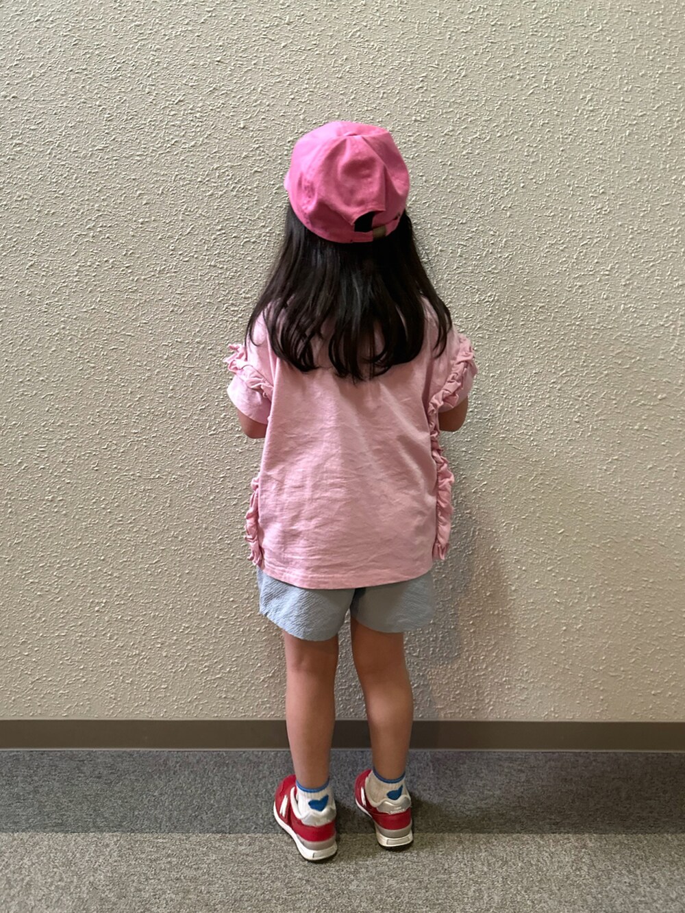 ピンク系のTシャツ/カットソー、ブルー系のその他パンツ、レッド系のスニーカーを着用したキッズの夏コーディネートの4枚目の写真