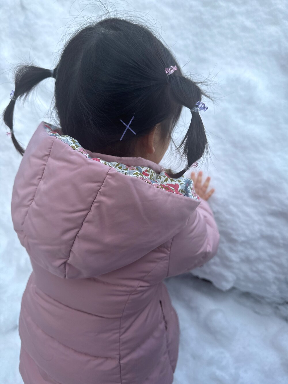 ピンク系のチュニック、ベージュ系のブーツ、ピンク系のダウンジャケット/コートを着用したキッズの冬コーディネートの4枚目の写真