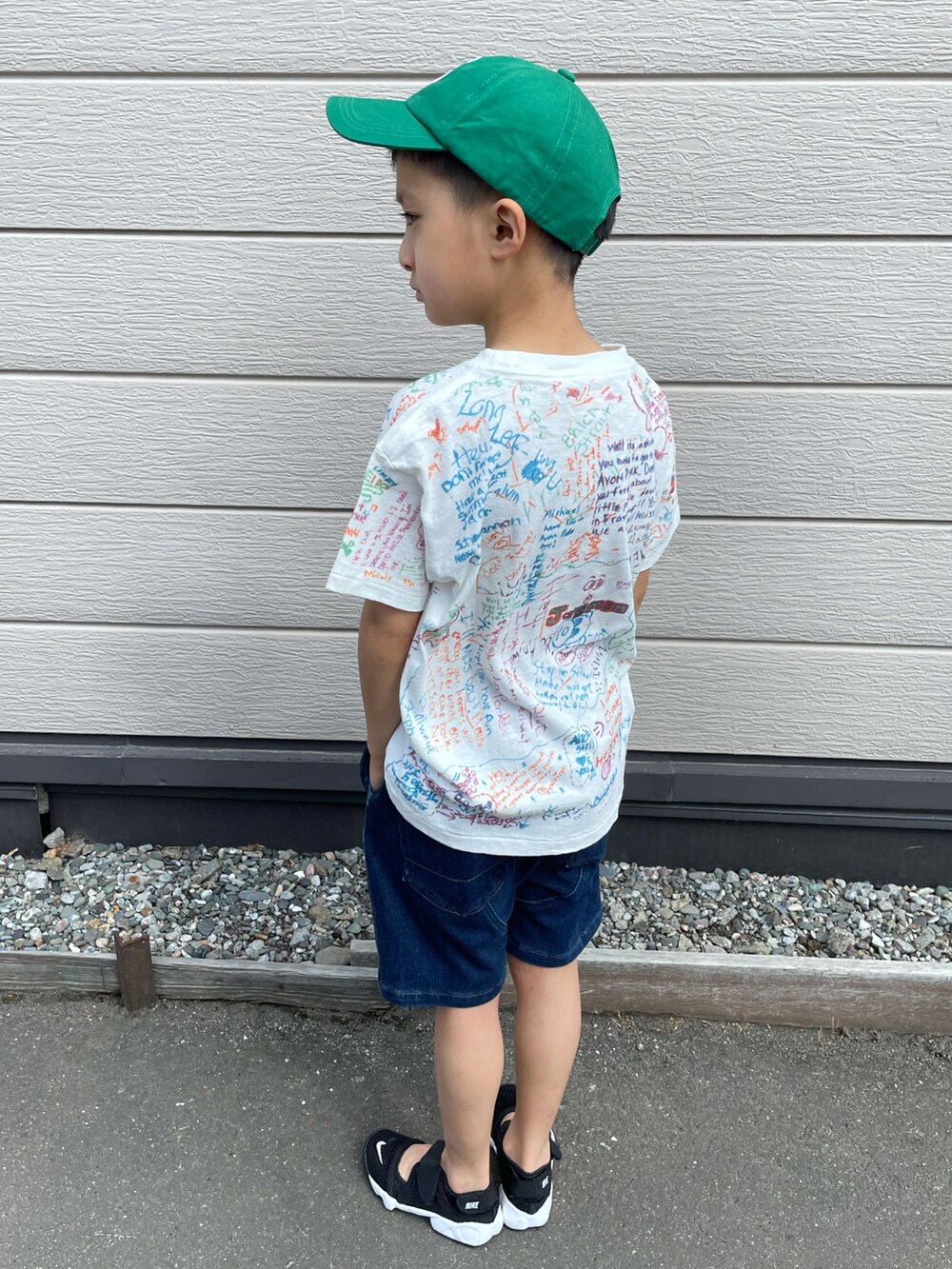 ホワイト系のTシャツ/カットソー、ブルー系のデニムパンツ、ブラック系のスニーカーを着用したキッズの夏コーディネートの2枚目の写真