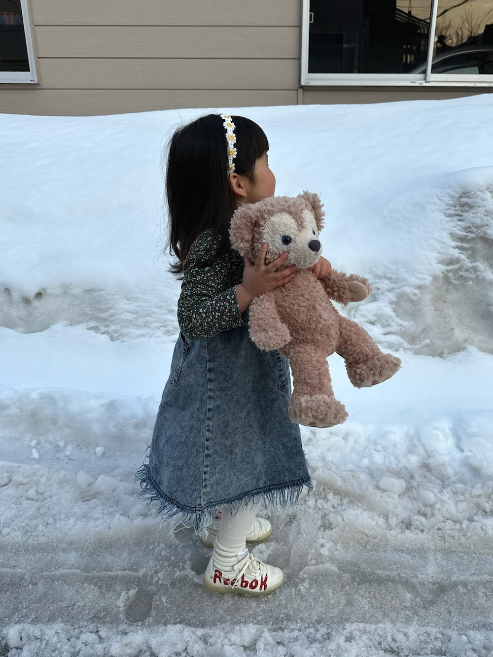 ブルー系のスカート、レッド系のスニーカーを着用したキッズの春コーディネートの2枚目の写真