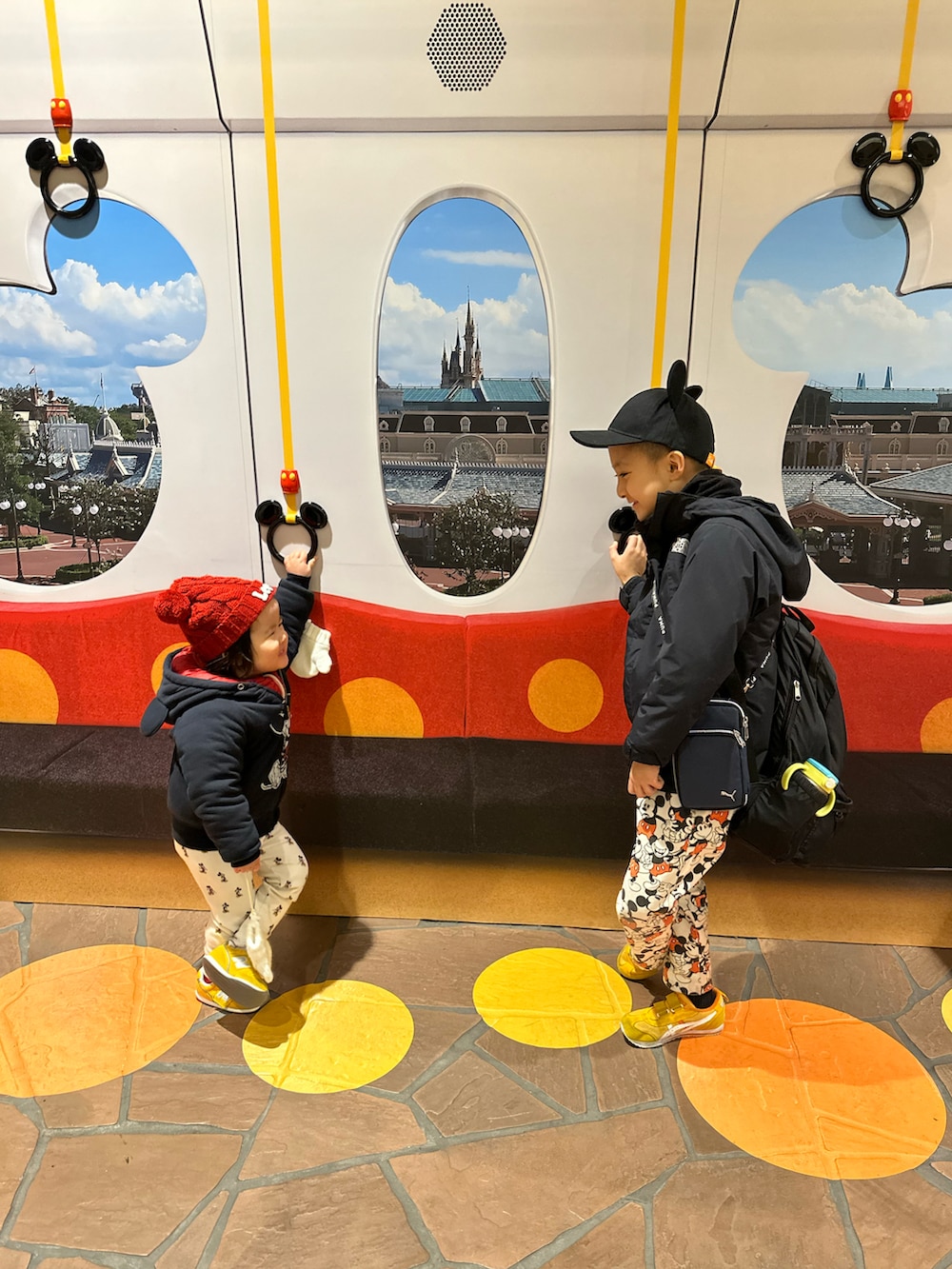 ホワイト系のスウェット、ホワイト系のその他パンツ、イエロー系のスニーカーを着用したキッズの冬コーディネートの3枚目の写真