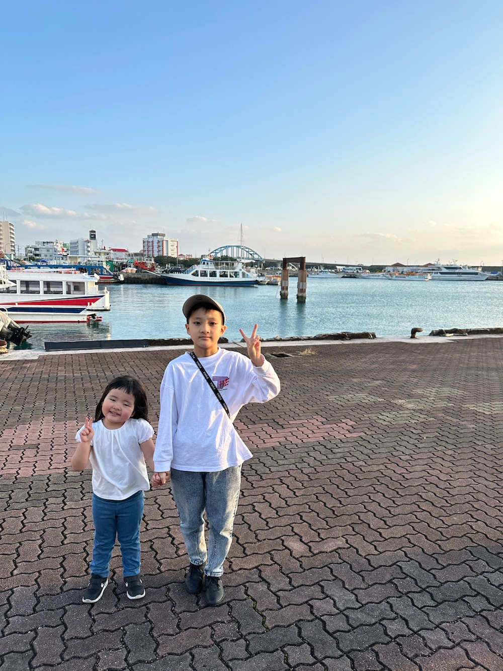 ホワイト系のTシャツ/カットソー、その他のデニムパンツ、ブラック系のスニーカーを着用したキッズの春コーディネートの2枚目の写真