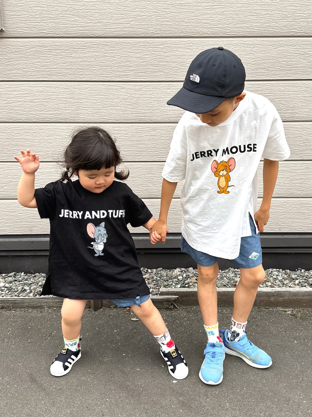 ホワイト系のTシャツ/カットソー、ブルー系のその他パンツ、ブルー系のスニーカーを着用したキッズの夏コーディネートの3枚目の写真