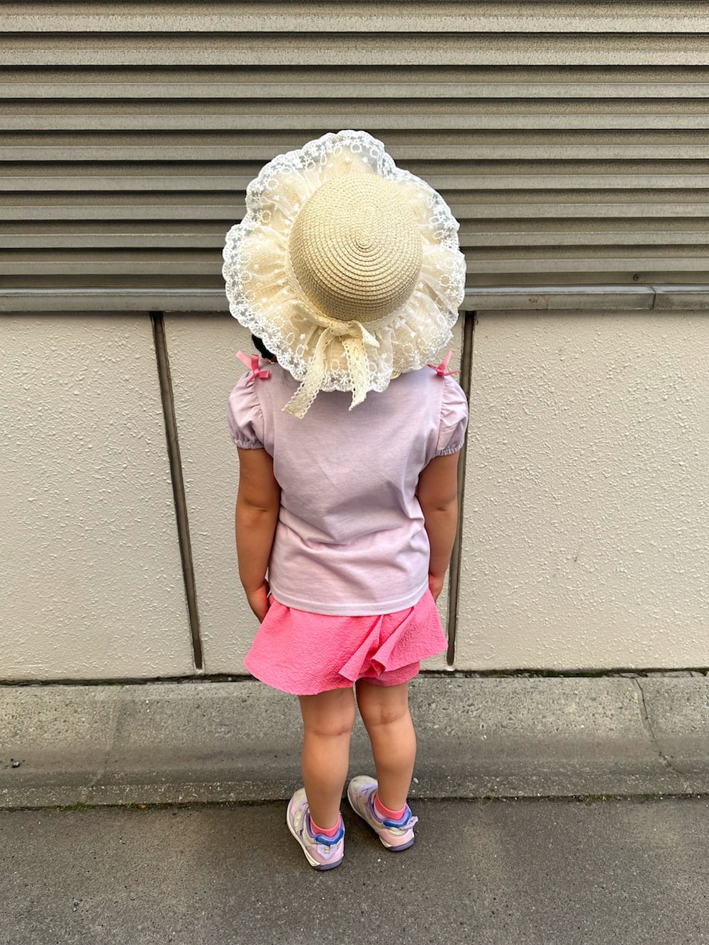 ピンク系のその他パンツ、ホワイト系のショルダーバッグ、パープル系のスニーカーを着用したキッズの秋コーディネートの2枚目の写真