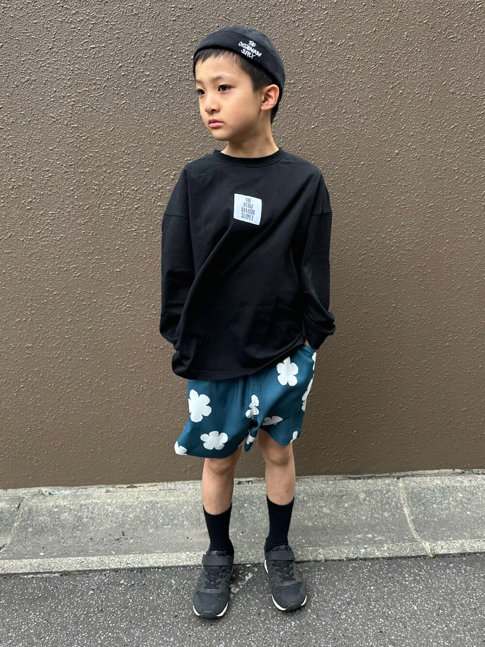 ブラック系のTシャツ/カットソー、ブルー系のその他パンツ、ブラック系のスニーカーを着用したキッズの夏コーディネートの2枚目の写真