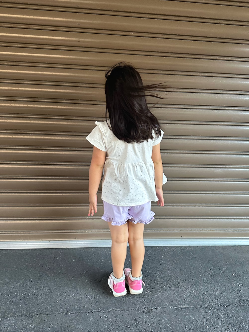 パープル系のその他パンツ、ホワイト系のチュニック、ピンク系のスニーカーを着用したキッズの秋コーディネートの2枚目の写真