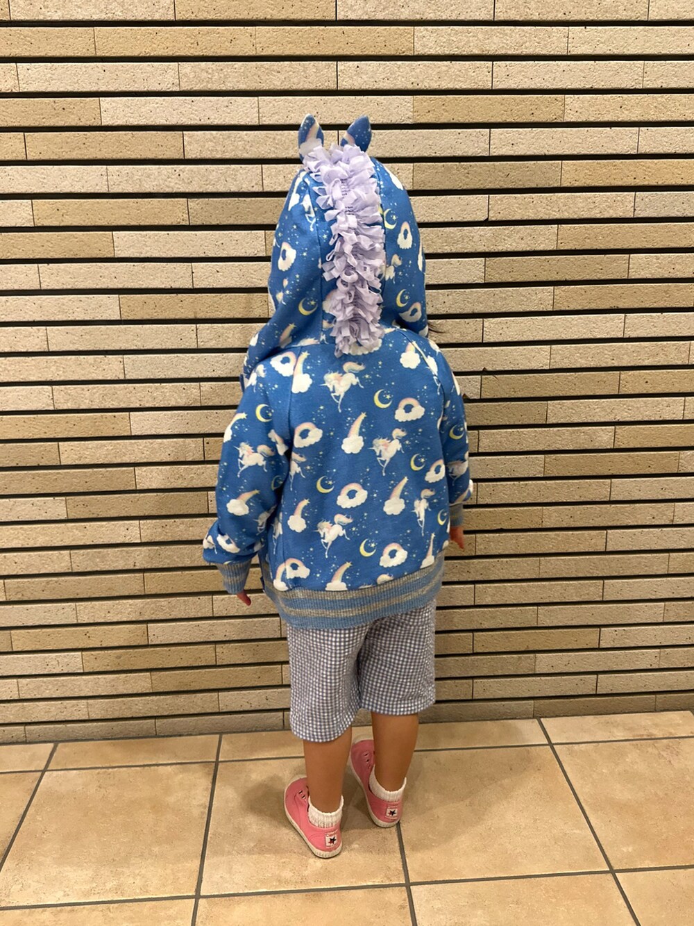 ブルー系のパーカー、ホワイト系のTシャツ/カットソー、ブルー系のサロペット/オーバーオールを着用したキッズの秋コーディネートの3枚目の写真