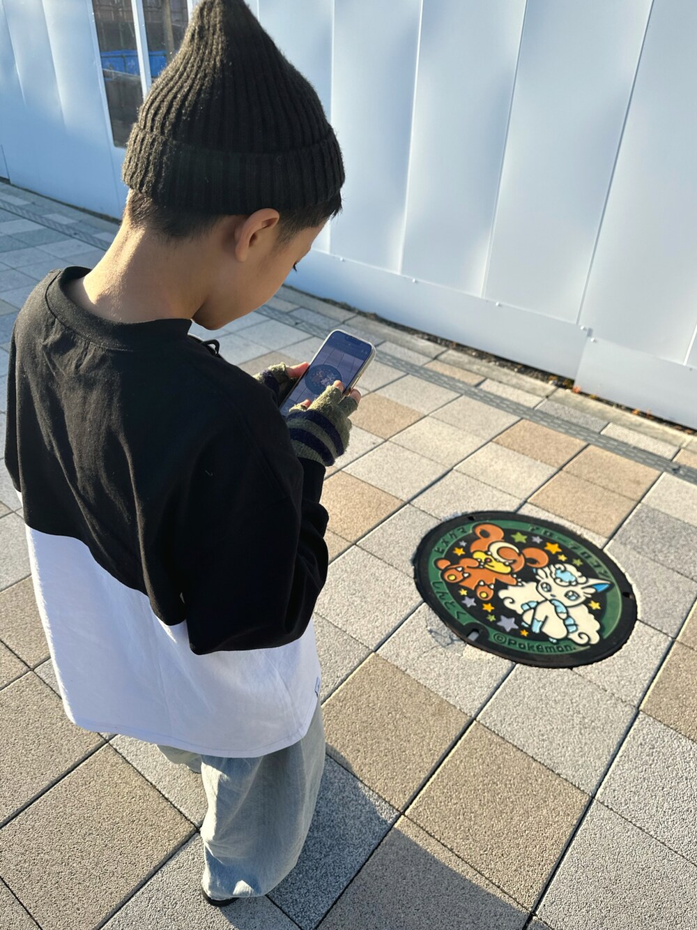 ブルー系のデニムパンツ、ブルー系のスニーカー、ブラック系のTシャツ/カットソーを着用したキッズの秋コーディネートの3枚目の写真
