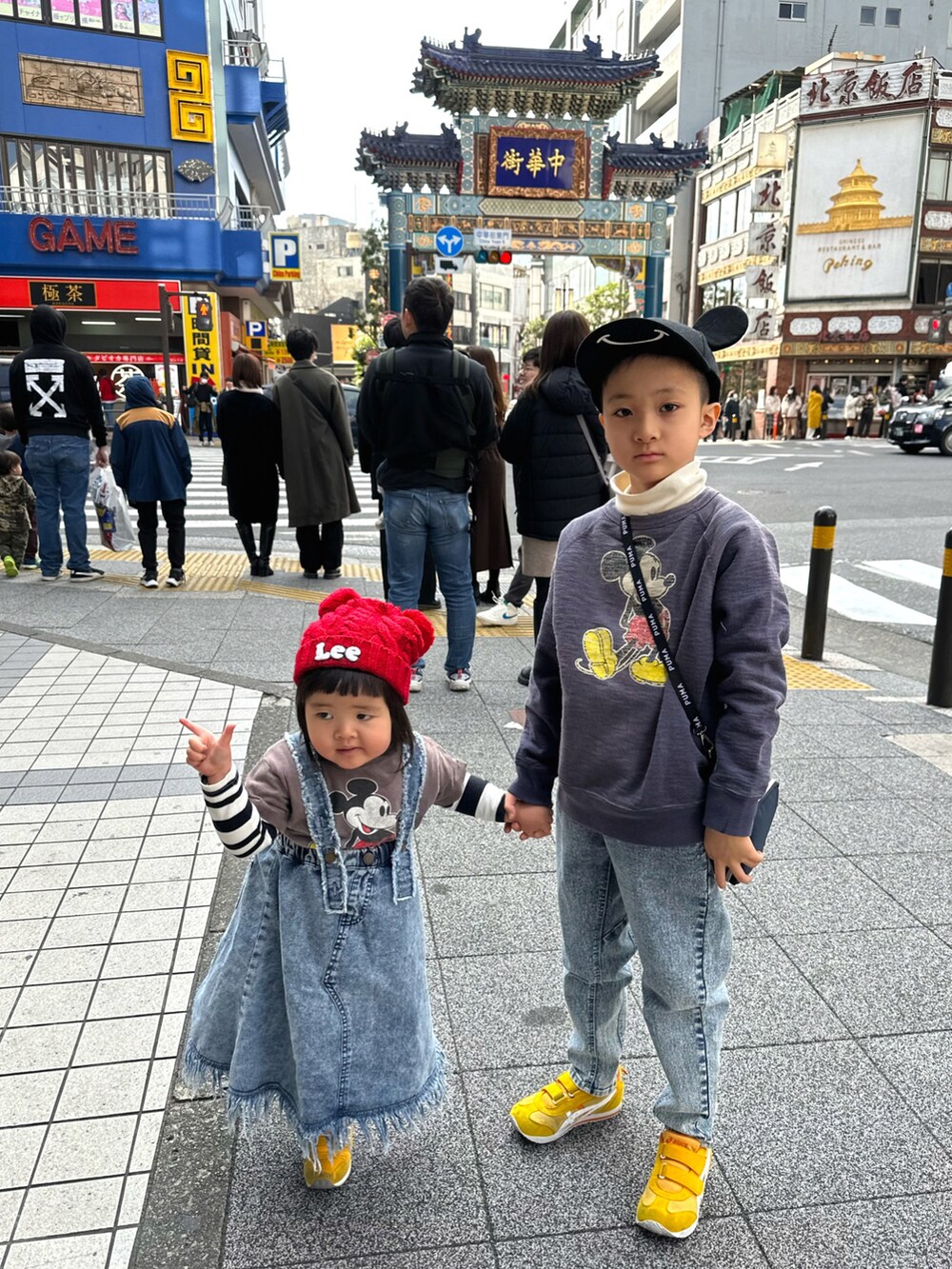 ブルー系のスウェット、ホワイト系のTシャツ/カットソー、その他のデニムパンツを着用したキッズの春コーディネートの2枚目の写真