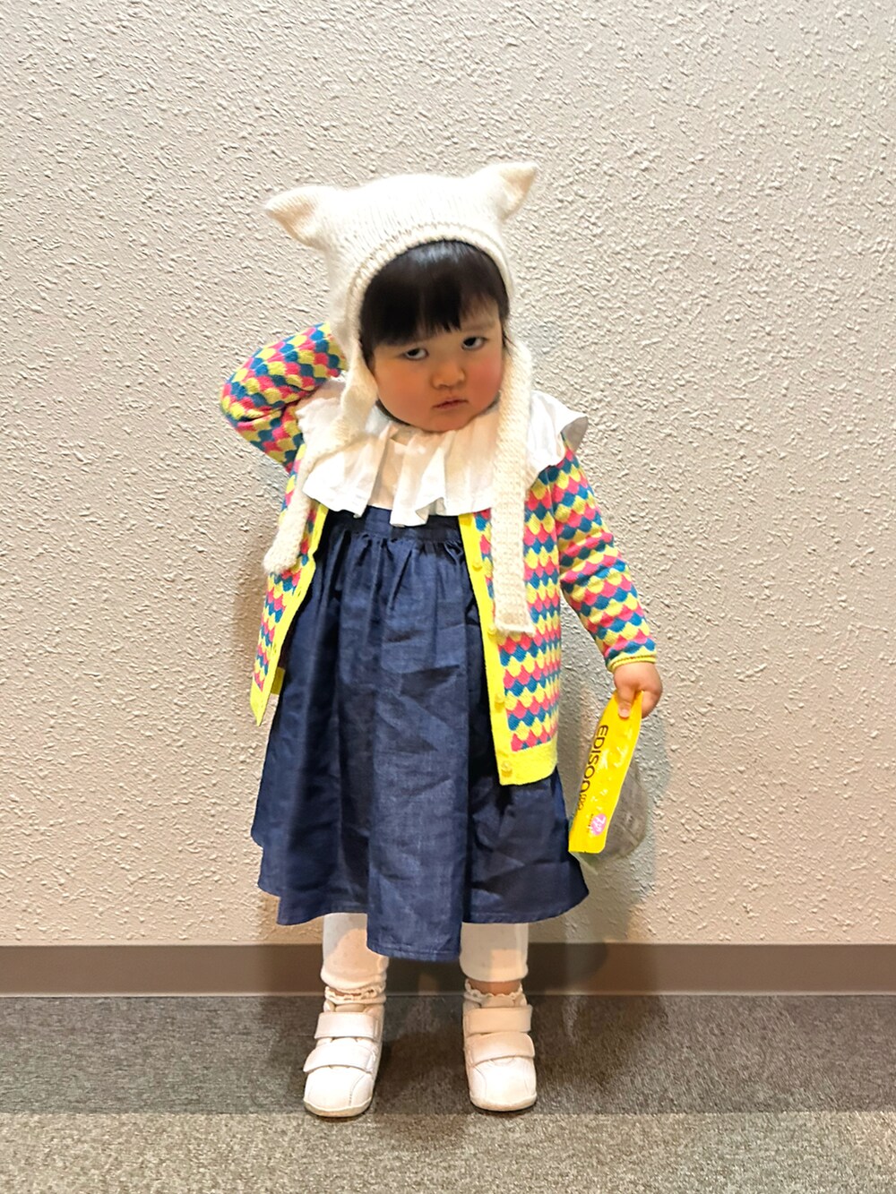 ブルー系のワンピース、ホワイト系のTシャツ/カットソー、ブルー系のカーディガン/ボレロを着用したキッズの春コーディネートの3枚目の写真