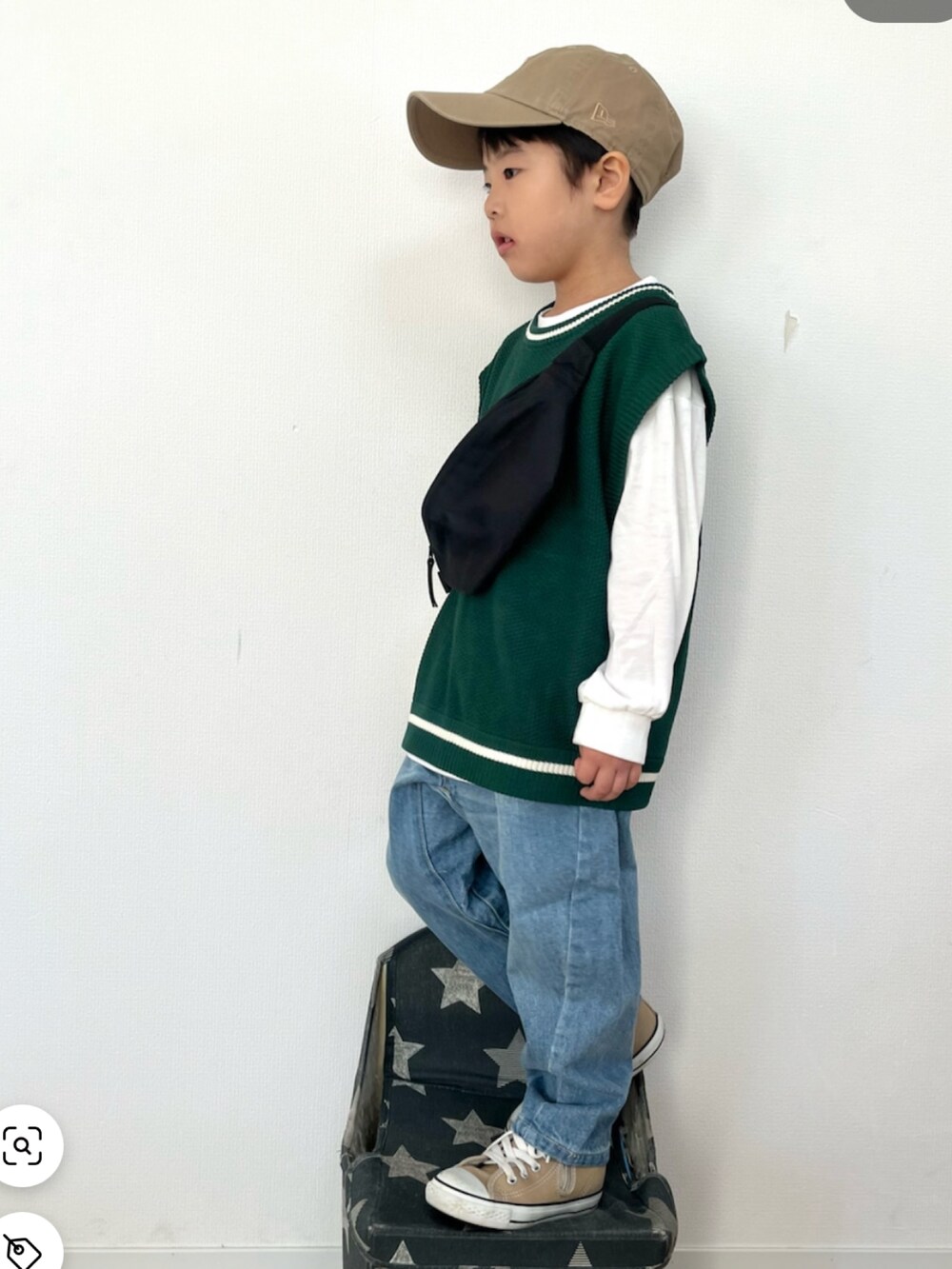 グリーン系のベスト、ホワイト系のTシャツ/カットソー、ブルー系のデニムパンツを着用したキッズの春コーディネートの3枚目の写真