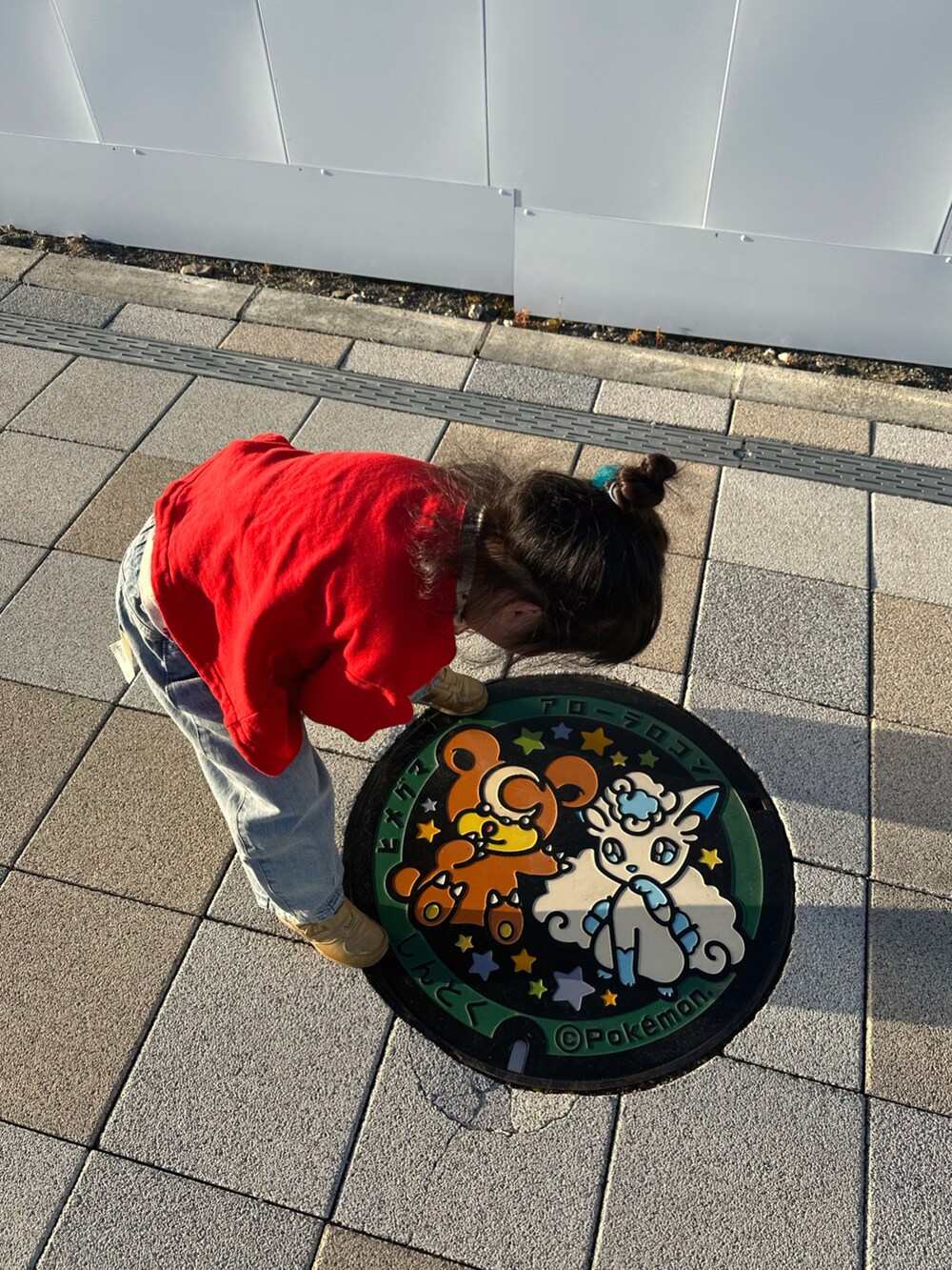 ブルー系のデニムパンツ、ゴールド系のスニーカー、ホワイト系のTシャツ/カットソーを着用したキッズの秋コーディネートの5枚目の写真