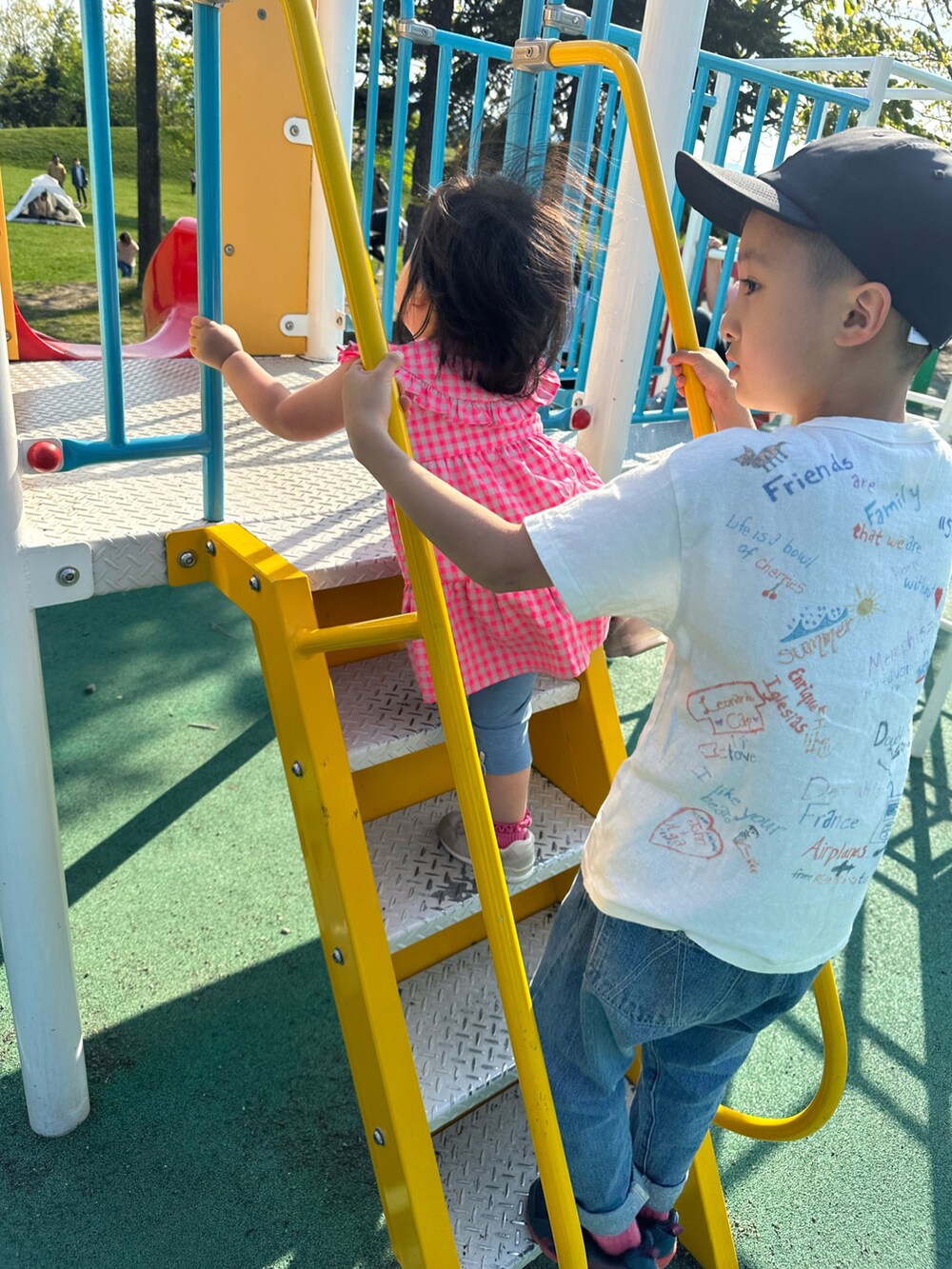 ピンク系のワンピース、ホワイト系のスニーカー、ベージュ系のハットを着用したキッズの春コーディネートの5枚目の写真