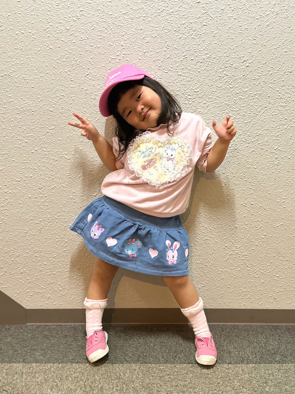 ピンク系のスウェット、ブルー系のデニムスカート、ピンク系のスリッポンを着用したキッズの秋コーディネートの5枚目の写真