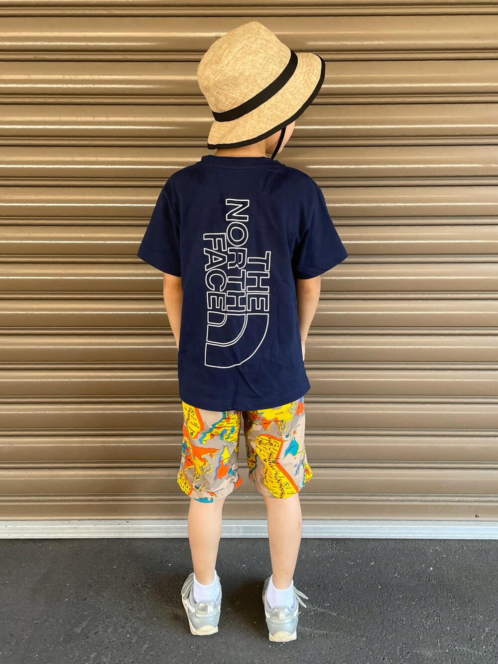 ブルー系のTシャツ/カットソー、その他のその他パンツ、シルバー系のスニーカーを着用したキッズの夏コーディネートの3枚目の写真