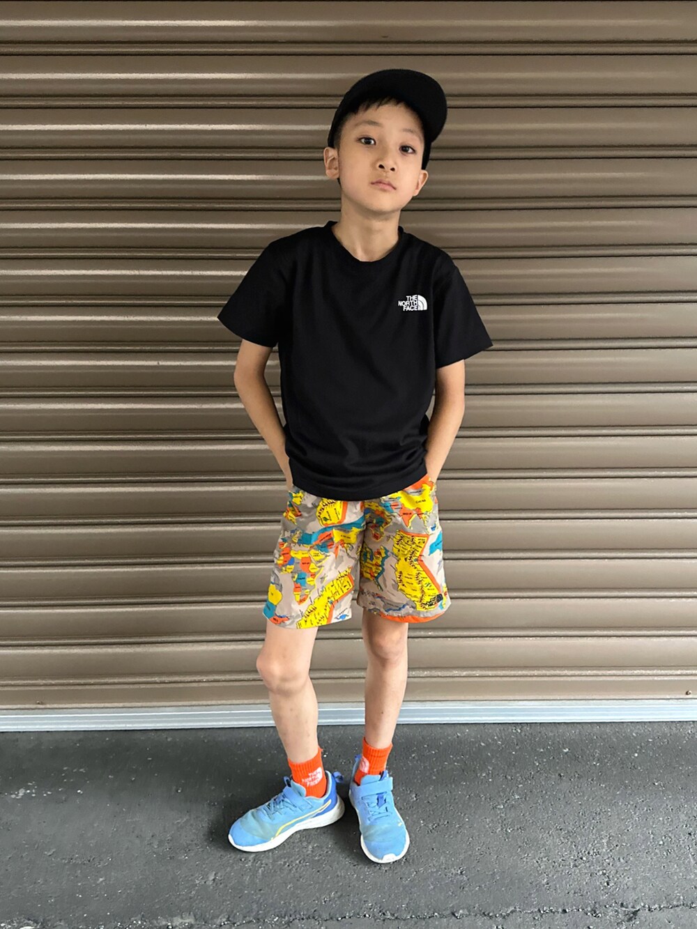 ブラック系のTシャツ/カットソー、その他のその他パンツ、ブルー系のスニーカーを着用したキッズの夏コーディネートの3枚目の写真
